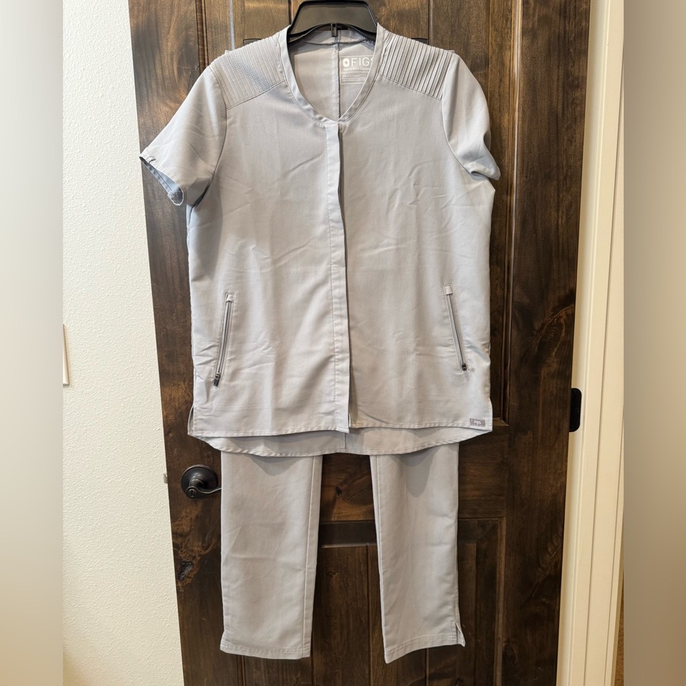 Figs Women's Light Gray Scrub Set - Top & Pants